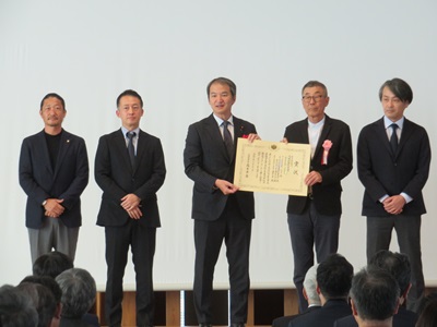 受賞者と広瀬農林水産大臣政務官（中央）