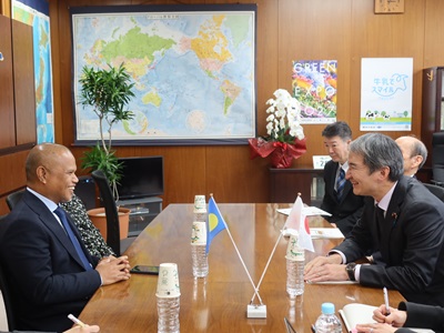 スティーブン・ビクトル・パラオ共和国農業・漁業・環境大臣と会談する広瀬農林水産大臣政務官