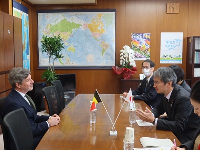 アントワン・エヴラー駐日ベルギー大使と会談する広瀬農林水産大臣政務官