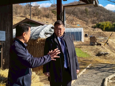 上田市の稲倉の棚田で棚田地域振興に関する取組について説明を受ける山本農林水産大臣政務官（右）