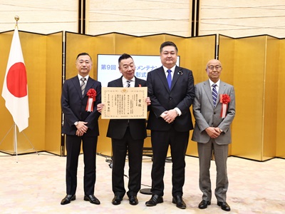 農林水産大臣賞水産基盤等分野受賞者と山本農林水産大臣政務官