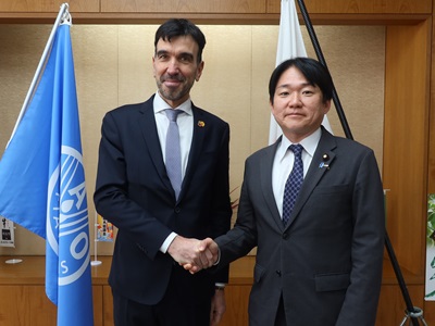 マウリツィオ・マルティーナ国連食糧農業機関（FAO）事務局次長と握手する山下農林水産大臣