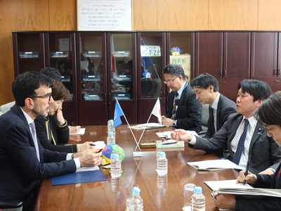 マウリツィオ・マルティーナ国連食糧農業機関（FAO）事務局次長と会談する山下農林水産大臣