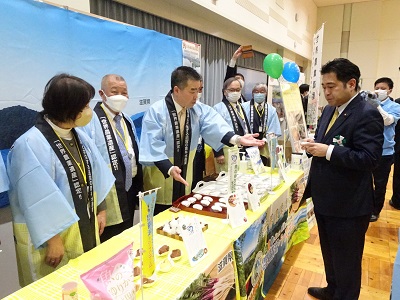 認定地域の展示ブースを視察される野中農林水産副大臣