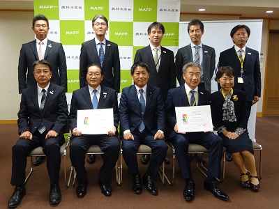 令和5年度認定の2地域の代表者等と武村農林水産副大臣