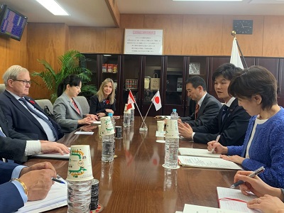マッコーリーカナダ農業・農産食料大臣と会談を行う鈴木農林水産副大臣