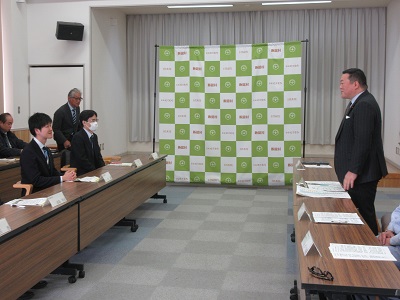 飯舘村で杉岡村長らと営農再開について意見交換を行う鈴木農林水産副大臣