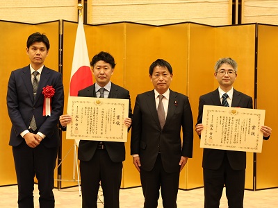 受賞団体と武村農林水産副大臣