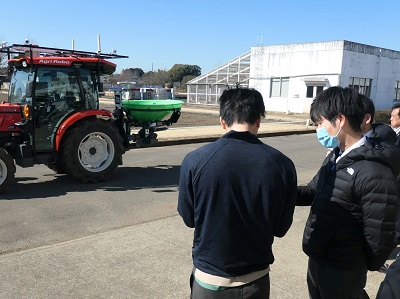 ロボットトラクタの実演を視察する鈴木農林水産副大臣