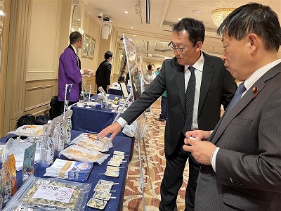 GI産品の説明を受ける武村農林水産副大臣