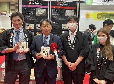 ゆばの製造・販売を行う企業のブースを視察する武村農林水産副大臣