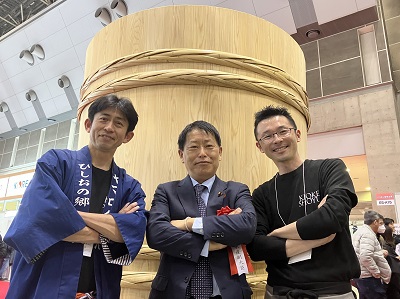 木桶仕込み醤油の生産者団体のブースを視察する武村農林水産副大臣