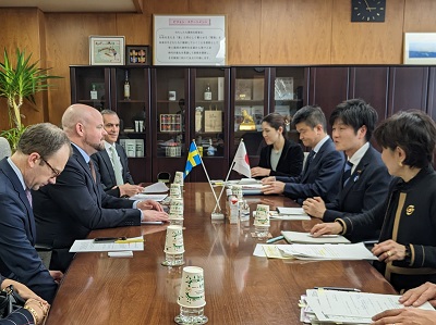 ペーテル・クルグレーン スウェーデン地方担当大臣と会談を行う鈴木農林水産副大臣