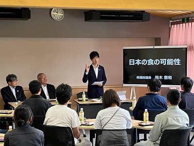 南相馬市で農業学校の受講生と意見交換を行う鈴木農林水産副大臣