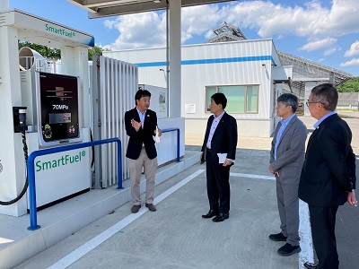 中鹿追バイオガスプラントで再生可能エネルギーを活用した取組の説明を受ける武村農林水産副大臣