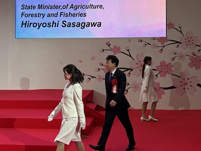 オープニングセレモニー会場に入場する笹川農林水産副大臣