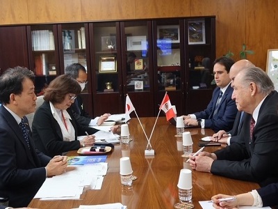 ロベルト・セミナリオ駐日ペルー共和国大使と会談する笹川農林水産副大臣