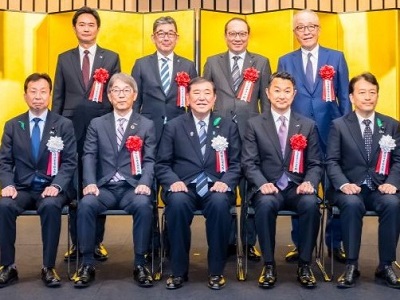 内閣総理大臣感謝状を授与された企業の代表者と笹川農林水産副大臣(前列右端)