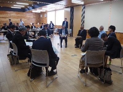 伊那市の産学官連携拠点施設において、地方創生の取組について関係者と車座で意見交換を行う笹川農林水産副大臣(車座向正面左)