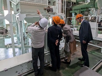 上伊那森林組合木質バイオマスエネルギー工場において、木質ペレット工場や発電施設について視察を行う笹川農林水産副大臣(左から2人目)
