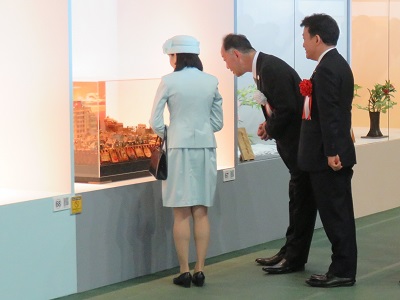 主催者より説明を受けながら工芸菓子の展示を視察する彬子女王殿下と笹川農林水産副大臣(右から1番目)