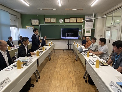 西予市において、柑橘の栽培等を行う生産者と有機農業や地域づくりについて意見交換を行う滝波農林水産副大臣（左中央）