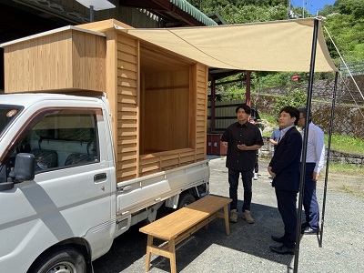 内子町において、森業に取り組む若手事業者と、デジタル・林業の新結合について意見交換を行う滝波農林水産副大臣（手前右）