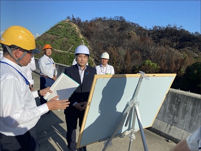 今治市及び西条市の林野火災現場において、愛媛県林務担当者から復旧計画の説明を受ける滝波農林水産副大臣（中央）