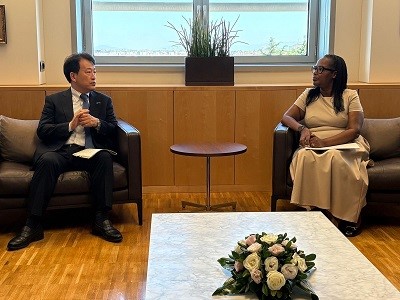 国際農業開発基金（IFAD）のムケシマナ副総裁と会談する笹川農林水産副大臣