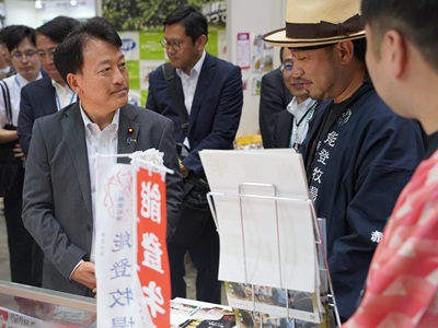 会場視察を行う笹川農林水産副大臣