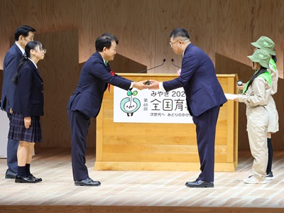 育樹活動の功績者に表彰状授与を行う笹川農林水産副大臣（左から3人目）