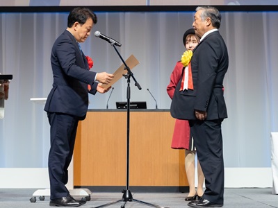 農林水産大臣賞を授与する笹川農林水産副大臣