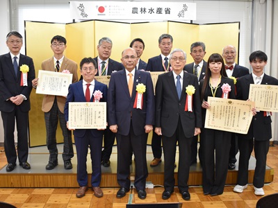 第13回食品産業もったいない大賞受賞者と根本農林水産副大臣