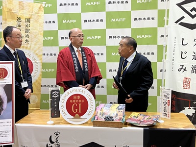 宍道湖産ヤマトシジミ・宍道湖しじみの生産者団体と意見交換を行う根本農林水産副大臣（中央）