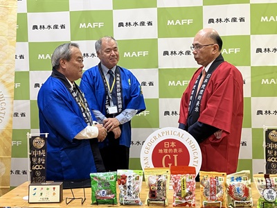 沖縄黒糖の生産者団体と意見交換を行う根本農林水産副大臣（右端）