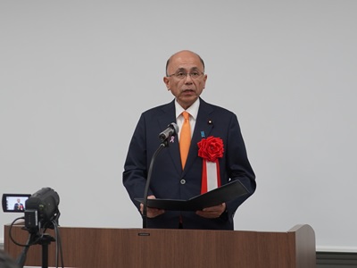 第13回農業普及活動高度化全国研究大会の表彰式で挨拶を行う根本農林水産副大臣