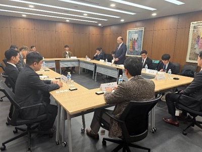 現地食品関連事業者と意見交換を行う根本農林水産副大臣