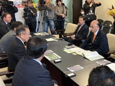 三笠市長およびハンターと意見交換を行う根本農林水産副大臣（右端）