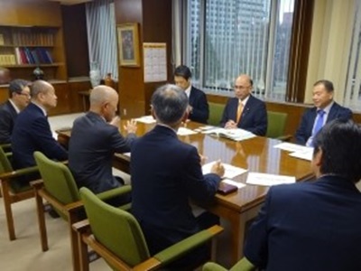 北海道庁にて加納副知事と会談し、タスクフォース設立を提案する根本農林水産副大臣（奥中央）