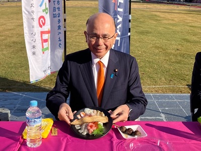 福島県の水産物を使用した丼ぶりを喫食する根本農林水産副大臣