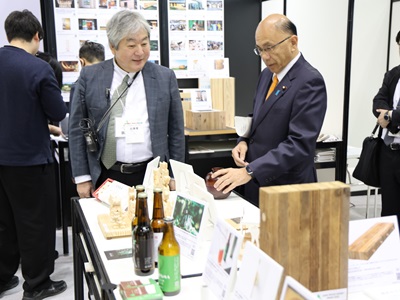 会場の視察を行う根本農林水産副大臣