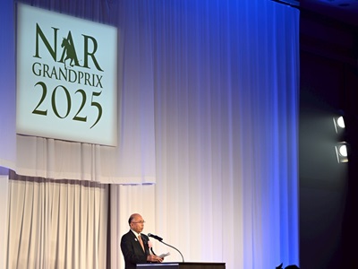 祝辞を述べる根本農林水産副大臣（壇上全体の様子）