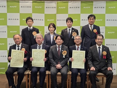 令和7年度選定の千葉県長柄町、静岡県小山町、宮崎県西都市の代表と山下農林水産副大臣（前列中央）