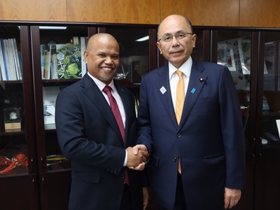 スティーブン・ビクトル・パラオ共和国農業・漁業・環境大臣と握手する根本農林水産副大臣