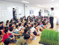 JA山形おきたまの生産者との交流会。日ごろ聞けない話に、子どもたちは興味津々