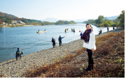 三面川の分流「種川（たねがわ）」に遡上してきた鮭や、卵の人工ふ化の様子を間近で見られる。とくに、ウグイなどの魚と並んで泳ぐ立派な鮭の姿に感動。近くの三面川では、2艘そうの船で網を操り、もう1艘がその網に鮭を追い込む「居繰網（いぐりあみ）漁」や、大きな針を鮭に引っ掛けて獲る「テンカラ漁」が行われており、時間によっては見学も可能