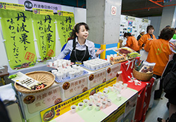 本会場地下駐車場では、兵庫県産の農産物や加工品、お菓子などの試食会も