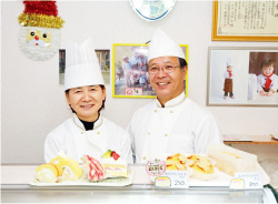 夫婦二人三脚で経営する「カントリースイーツ優風」の「まんまろーる」と名づけられたロールケーキは、無農薬のアイガモ米を使い、しっとり軽い口当たり。イチゴやフルーツなど計６種類。お菓子作り名人と呼ばれていた晴美さんが、全国規模のコンクールで見事優勝。「それならばいっそお店をと、勢いで開店したのよ」と笑顔の篠田さんご夫婦
