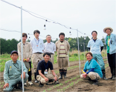 新地町で実証実験に取り組む農家の佐藤正義さん（左）と福島県職員と花き研究所のメンバー