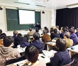 セミナーで、放射性物質や農地除染について説明。飯舘村はもちろん、全国の大学などでも行い、計20回以上実施した